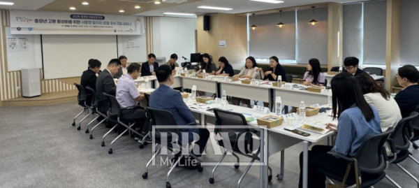 ▲노사발전재단 서울중장년내일센터에서 열린 '서울형 일자리 모델 우수기업 세미나'에서 민기정 센터장이 이야기를 하고 있다.