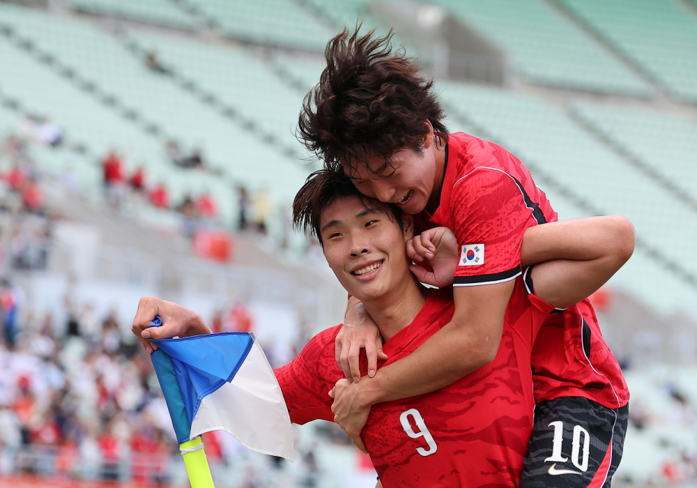 ▲30일 일본 오사카 나가이 스타디움에서 열린 2026 아이치·나고야 아시안게임 남자 축구 준결승 대한민국과 중국의 경기. 동점골을 넣은 한국 이영준이 세리머니를 하자 배준호가 환호하고 있다. (연합뉴스)