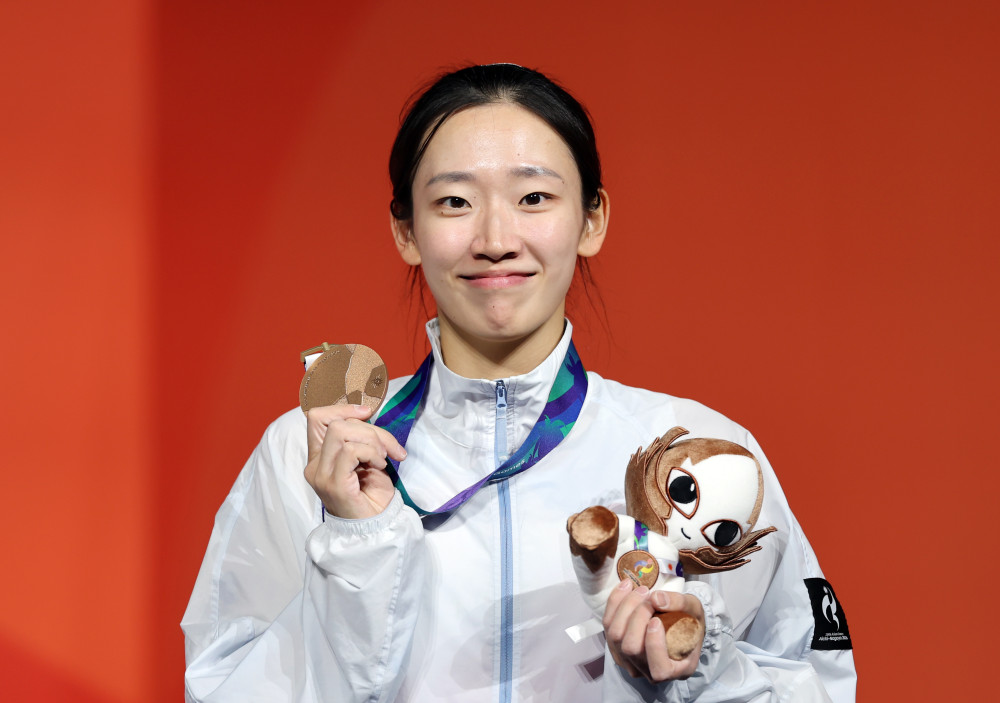 ▲30일 일본 나고야 국제전시장에서 열린 2026 아이치·나고야 아시안게임 스포츠클라이밍 여자 스피드 결승 경기에서 동메달을 획득한 정지민이 시상대에 올라 포즈를 취하고 있다. (연합뉴스)