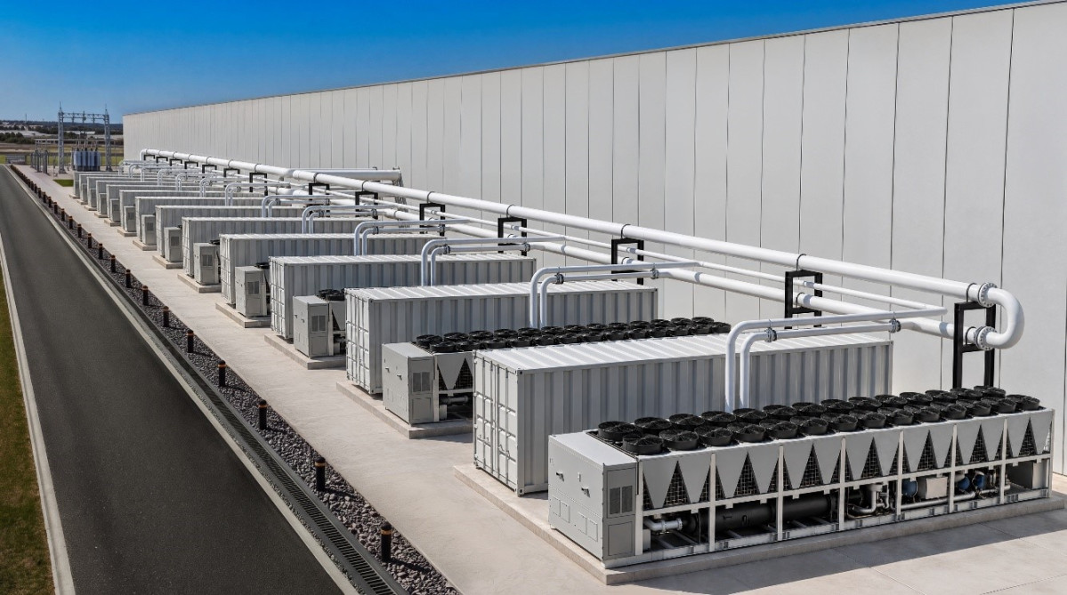▲LG전자가 미국과 한국에 생산공장 신설하는 등 글로벌 칠러 생산능력을 확대해 급증하는 AI 데이터센터 냉각 솔루션 수요에 대응하고 나섰다. 사진은 LG전자의 고성능 칠러 등 냉각 솔루션이 적용된 가상의 AI데이터센터. (사진=LG전자)