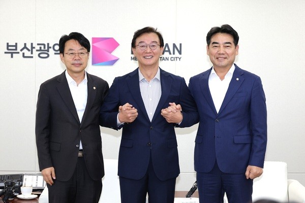 ▲30일 부산시청 의전실에서 (왼쪽부터) 박홍배 민주당 부산시당위원장, 전재수 시장, 이성권 국민의힘 부산시당위원장이 '부산 발전 여야정 회의'를 가진 뒤 손을 맞잡고 기념촬영을 하고 있다. (사진제공=부산시)