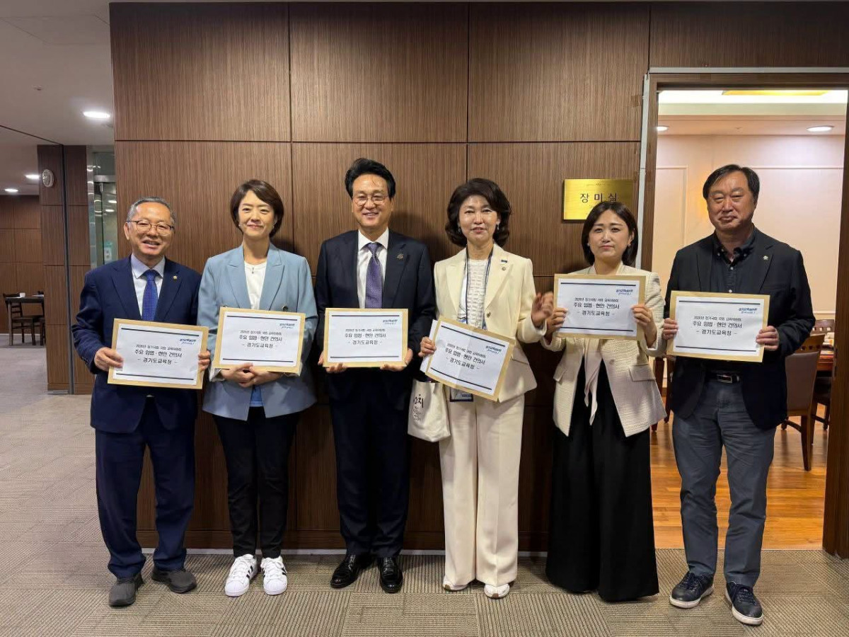 ▲안민석 경기도교육감이 9월 29일 국회 교육위원회 의원들과 조찬 간담회를 마친 뒤 기념 촬영을 하고 있다. 안 교육감은 이날 교사 시민권 보장과 현장체험학습 교사 면책 강화, 지방교육재정교부금 개편 등 경기교육 현안에 대한 국회 협조를 요청했다. (안민석 경기도교육감 SNS)