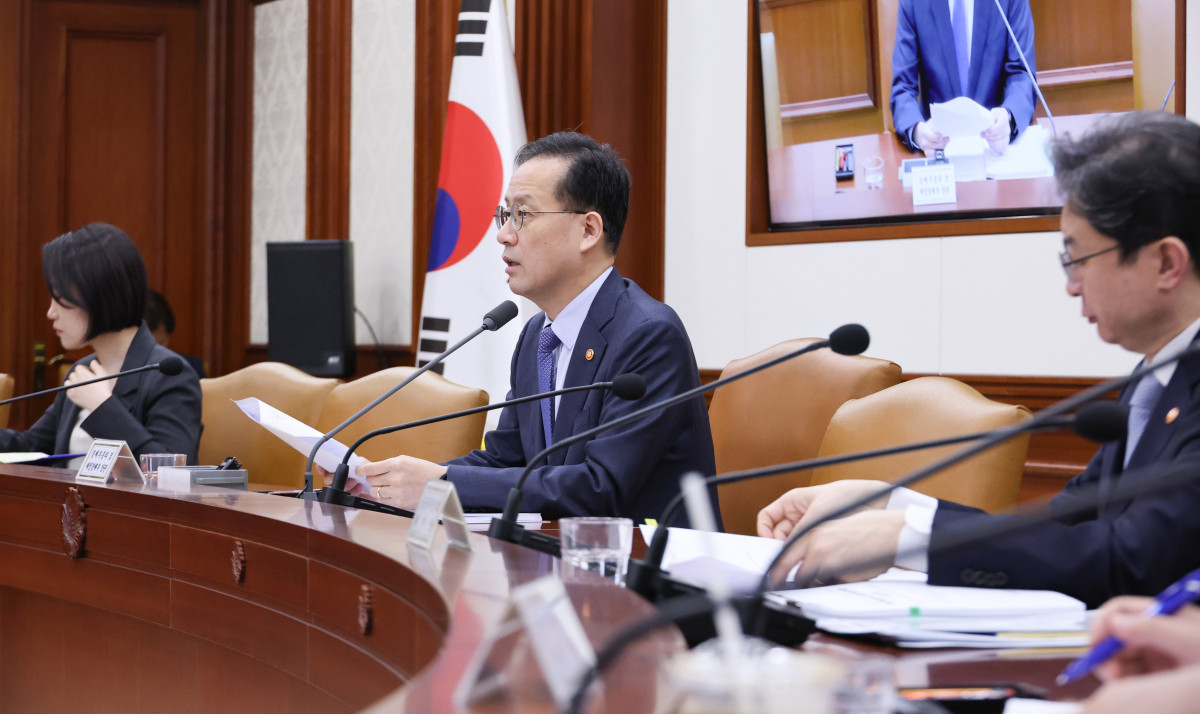 ▲이형일 경제부총리 겸 재정경제부 장관이 1일 서울 종로구 정부서울청사에서 열린 비상경제본부회의 겸 경제관계장관회의에서 발언하고 있다. (연합뉴스)