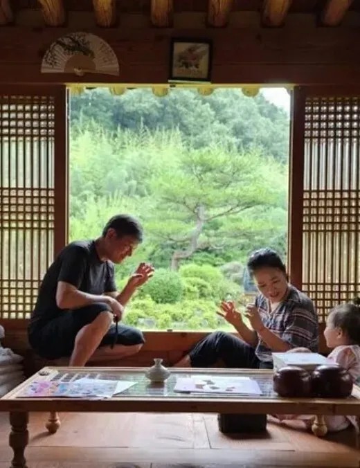 ▲전남광주특별시 강진군의 반값여행 이용자들이 한옥 숙박지에서 한가로운 시간을 보내고 있다 (강진군)