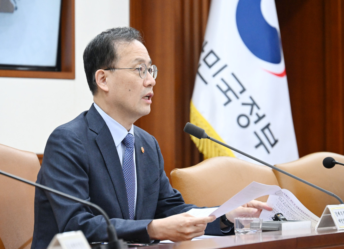 ▲이형일 경제부총리 겸 재정경제부 장관이 10월 1일 서울 종로구 정부서울청사에서 열린 '비상경제본부회의 겸 경제관계장관회의'를 주재, 모두발언을 하고 있다. (사진제공=재정경제부)