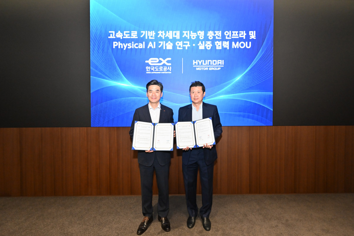 ▲(왼쪽부터)조성민 한국도로공사 도로교통연구원장과 정호근 현대차그룹 미래전략본부장 부사장이 지난달 30일 현대차·기아 양재사옥에서 한국도로공사와 ‘고속도로 기반 차세대 지능형 충전 인프라 및 피지컬 AI 기술 연구·실증 협력’을 위한 업무협약(MOU)에서 기념사진을 찍고 있다. (사진=현대자동차그룹)