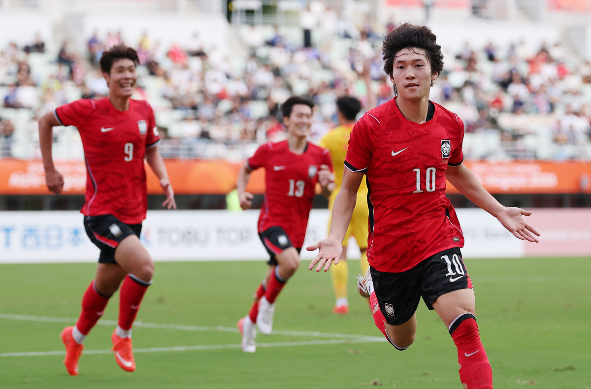 ▲30일 일본 오사카 나가이 스타디움에서 열린 2026 아이치ㆍ나고야 아시안게임 남자 축구 준결승 대한민국과 중국의 경기. 후반전 역전골을 넣은 한국 배준호가 세리머니를 하고 있다. (연합뉴스)
