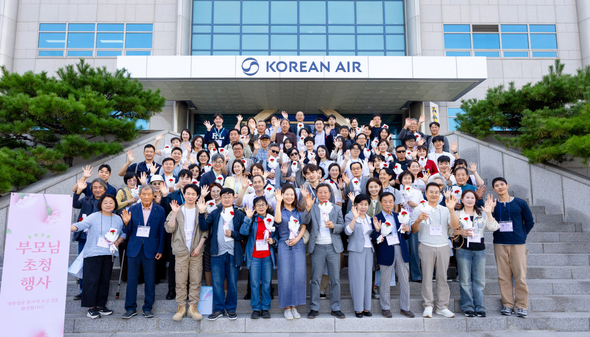 ▲지난달 30일 1차 행사에 참석한 대한항공과 아시아나항공 가족들이 본사 주요 시설 견학을 마친 뒤 기념사진을 촬영하고 있다. (사진=대한항공)