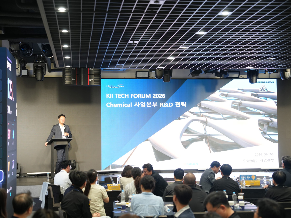 ▲오롱인더스트리 케미칼 사업본부 이정준 본부장이 R&D 전략을 발표하고 있다. (사진제공=코오롱인더스트리)