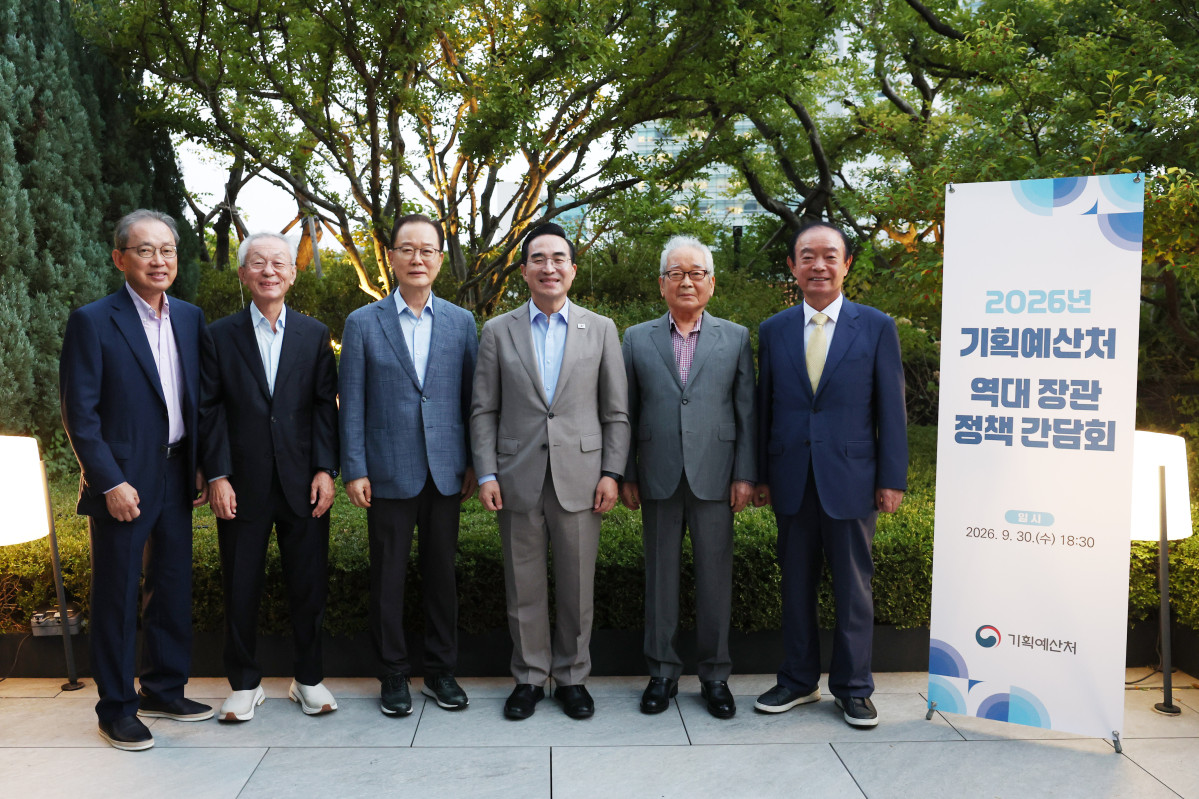 ▲박홍근 기획예산처 장관이 9월 30일 오후 서울 강남구 JW 메리어트 호텔에서 열린 '역대 기획예산처 장관 정책간담회'에서 전직 기획예산처 장관들과 만나 기념촬영을 하고 있다.* 왼쪽부터 변양균 6대 장관, 김병일 5대 장관, 박봉흠 4대 장관, 박홍근 장관, 진념 초대 장관, 장병완 7대 장관. (기획예산처)