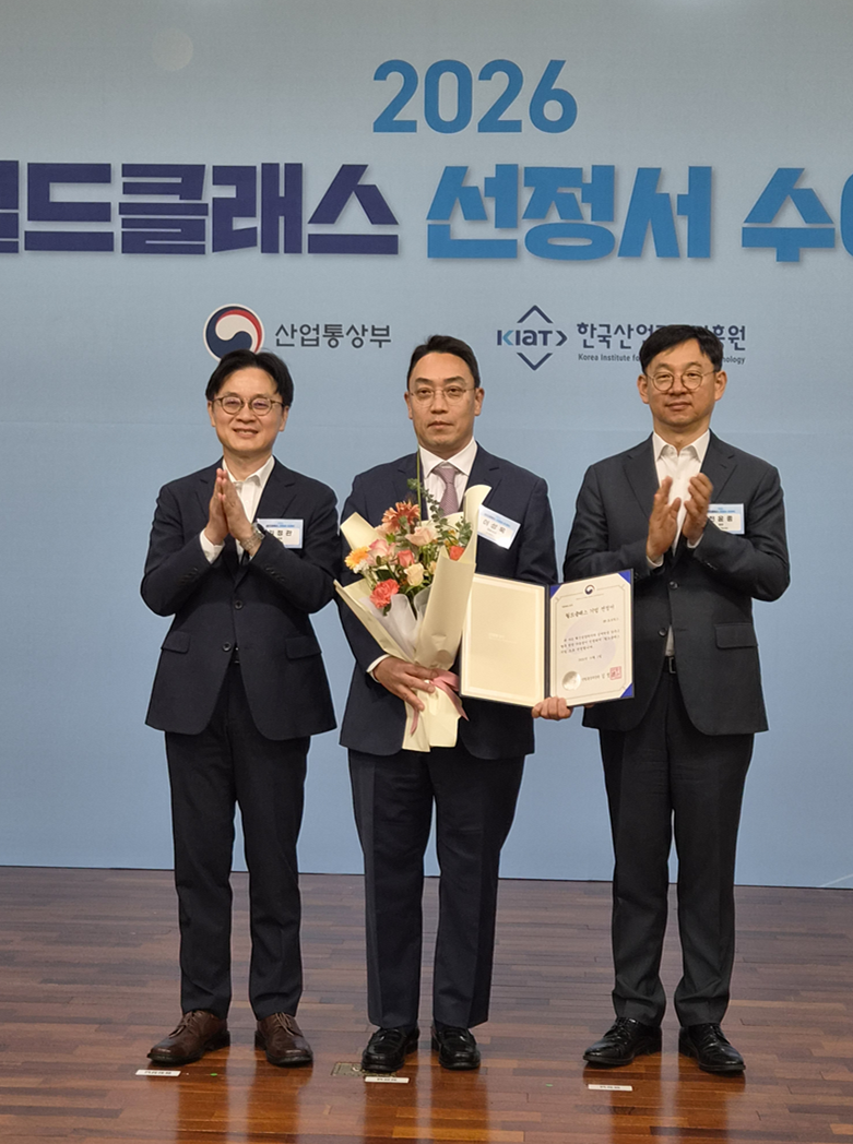 ▲김정관 산업통상부 장관(왼쪽)과 이성욱 HT로보틱스 대표가 1일 '2026년 월드클래스 플러스 기업' 선정 수여식에서 기념촬영을 하고 있다.(HT로보틱스 제공)
