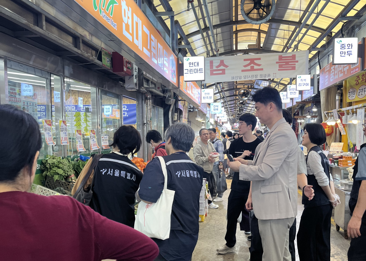 ▲서울시가 민간과 합동으로 원산지 표시와 위생관리 실태를 특별점검하고 있는 모습 (서울시)
