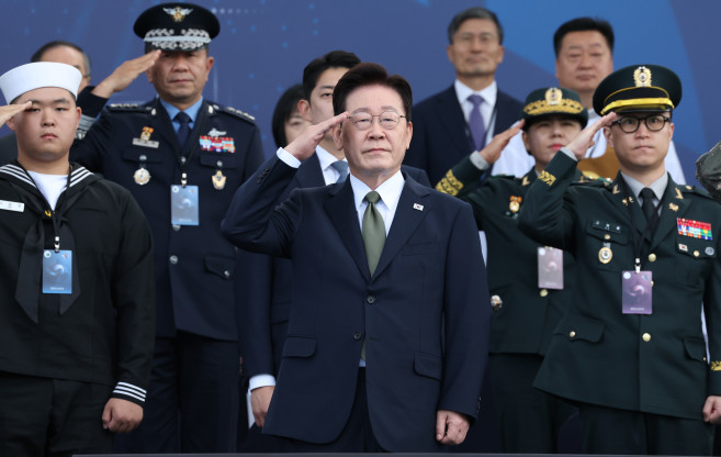 ▲이재명 대통령이 1일 충남 계룡대에서 열린 제78주년 국군의 날 기념행사에서 거수경례하고 있다. 2026.10.1 (연합뉴스)