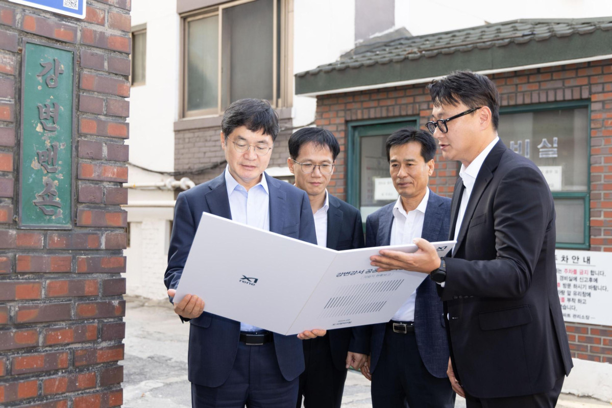 ▲구본삼 자이에스앤디 대표이사가 단지를 방문해 관계자들과 함께 현장을 살펴보고 있다. (사진제공=자이에스앤디)