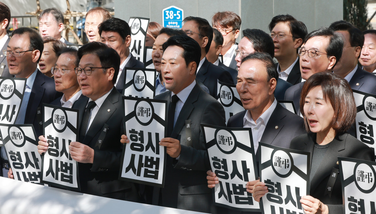 ▲국민의힘 장동혁 대표와 정점식 원내대표가 검찰청 폐지와 공소청·중대범죄수사청(중수청) 신설을 하루 앞둔 1일 서울 중구 중수청 앞에서 '형사사법체계 파괴 규탄'을 주제로 열린 현장 의원총회에 참석, 구호를 외치고 있다. (연합뉴스)