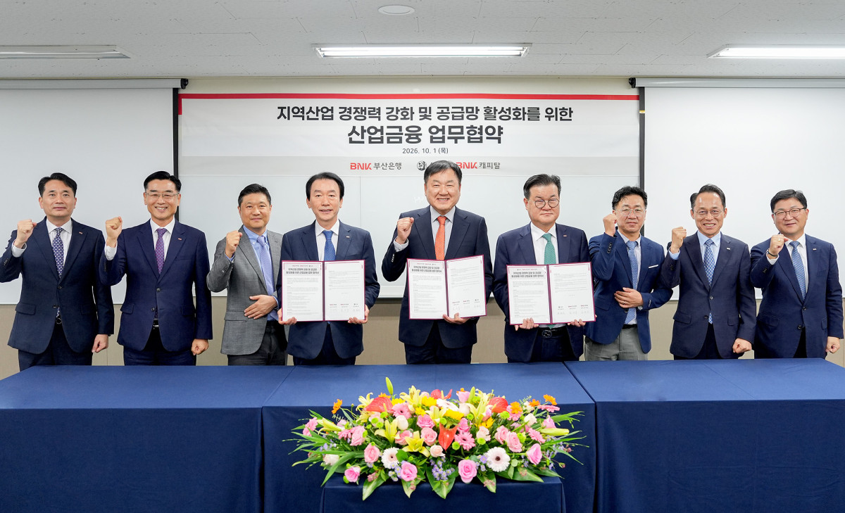 ▲사진 왼쪽부터 BNK부산은행 김성주 은행장, 송월㈜ 박병대 회장, BNK캐피탈 손대진 대표 (사진제공=BNK금융지주)