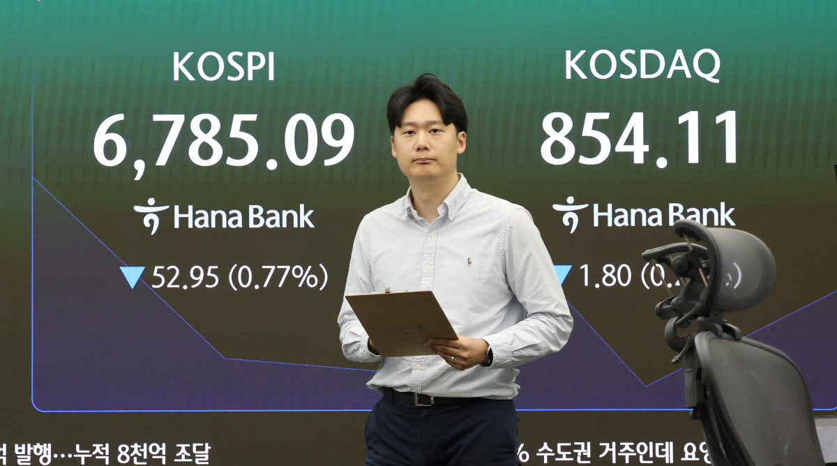 ▲스피가 하락 출발한 1일 서울 중구 하나은행 본점 딜링룸 전광판에 실시간 코스피와 코스닥 지수가 표시되고 있다. (사진= 연합뉴스)
