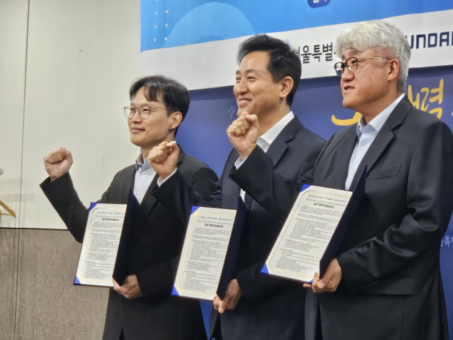 ▲오세훈(가운데) 서울시장이 1일 시청에서 열린 ‘레벨 4 자율주행 시내버스 상용화와 산업 생태계 구축을 위한 업무협약’ 직후 박민우(왼쪽) 현대차 사장과 김정환 서울시버스운송사업조합 이사장과 함께 기념촬영을 하고 있다. (사진=정용욱 dragon@)
