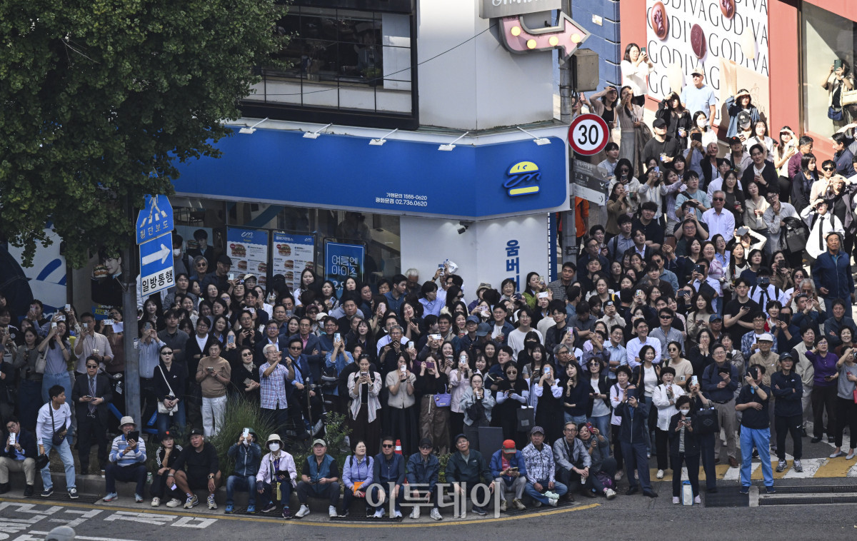 ▲시민들이 1일 서울 광화문 사거리 약 120m 상공에서 열린 레드불 서울 줄타기 퍼포먼스를 관람하고 있다. 고성준 기자 joonko1@