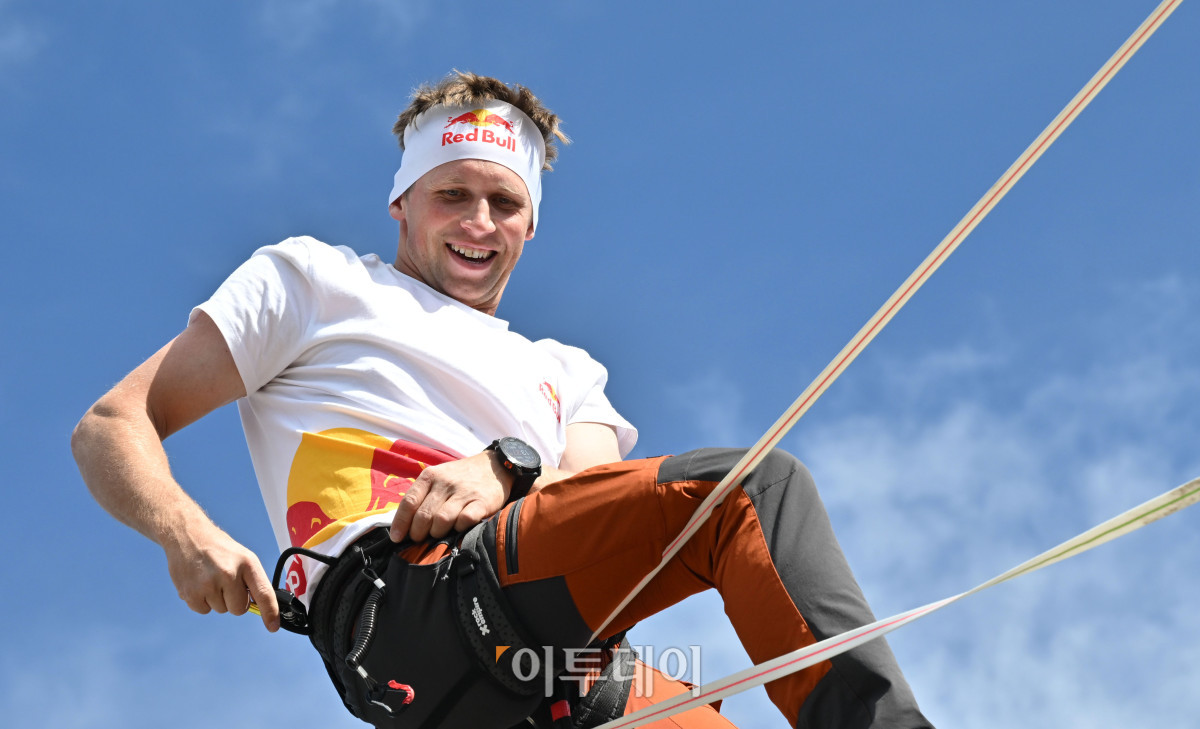 ▲에스토니아 슬랙라인 선수 얀 루스가 1일 서울 광화문 네거리 약 120m 상공에서 '레드불 서울 줄타기' 퍼포먼스를 선보이고 있다. 슬랙라인은 두 지점 사이에 설치된 좁고 평평한 줄 위에서 균형을 잡으며 이동하는 스포츠다. 이날 얀 루스는 광화문 네거리의 동아미디어센터와 코리아나호텔을 잇는 줄 위를 왕복하는 코스에 도전한다. 해당 코스는 편도 160m, 절대 고도 120m다. 고성준 기자 joonko1@
