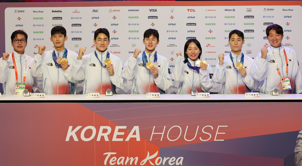 ▲21일 일본 나고야 2026 아이치·나고야 아시안게임 코리아하우스에서 열린 메달리스트 기자회견에서 메달리스트들이 포즈를 취하고 있다. 왼쪽부터 근대5종 김성진 감독, 근대5종 이종현, 서창완, 전웅태, 성승민, 테크볼 이준석 선수, 이용섭 감독 (연합뉴스)