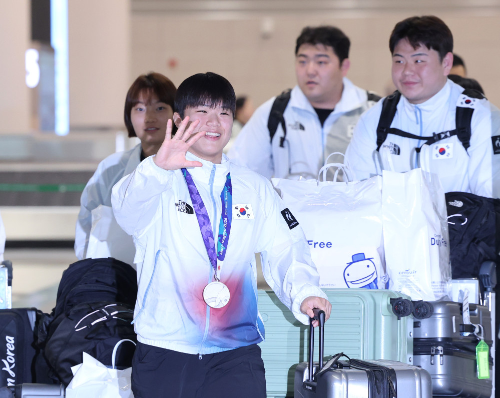 ▲아시안게임 쿠라시 종목에서 은메달을 획득한 모수민이 30일 인천국제공항 제2여객터미널을 통해 귀국하고 있다. (연합뉴스)