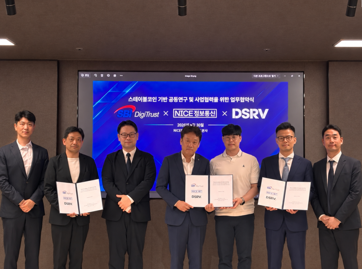 ▲(사진 왼쪽부터) 김주호 SBI Holdings 매니저, 스기야마 타쿠야 SBI Holdings 디지털스페이스 부문 부책임자, 시모야마 타카후미 SBI DigiTrust 부사장, 강세현 NICE정보통신 매니징디렉터, 김동섭 NICE정보통신 글로벌페이먼츠본부 매니저, 서병윤 DSRV 공동대표, 정규석 DSRV 일본사업총괄이 지난달 30일 NICE정보통신 본사에서 열린 업무협약식에서 기념 촬영을 하고 있다. (사진=DSRV)