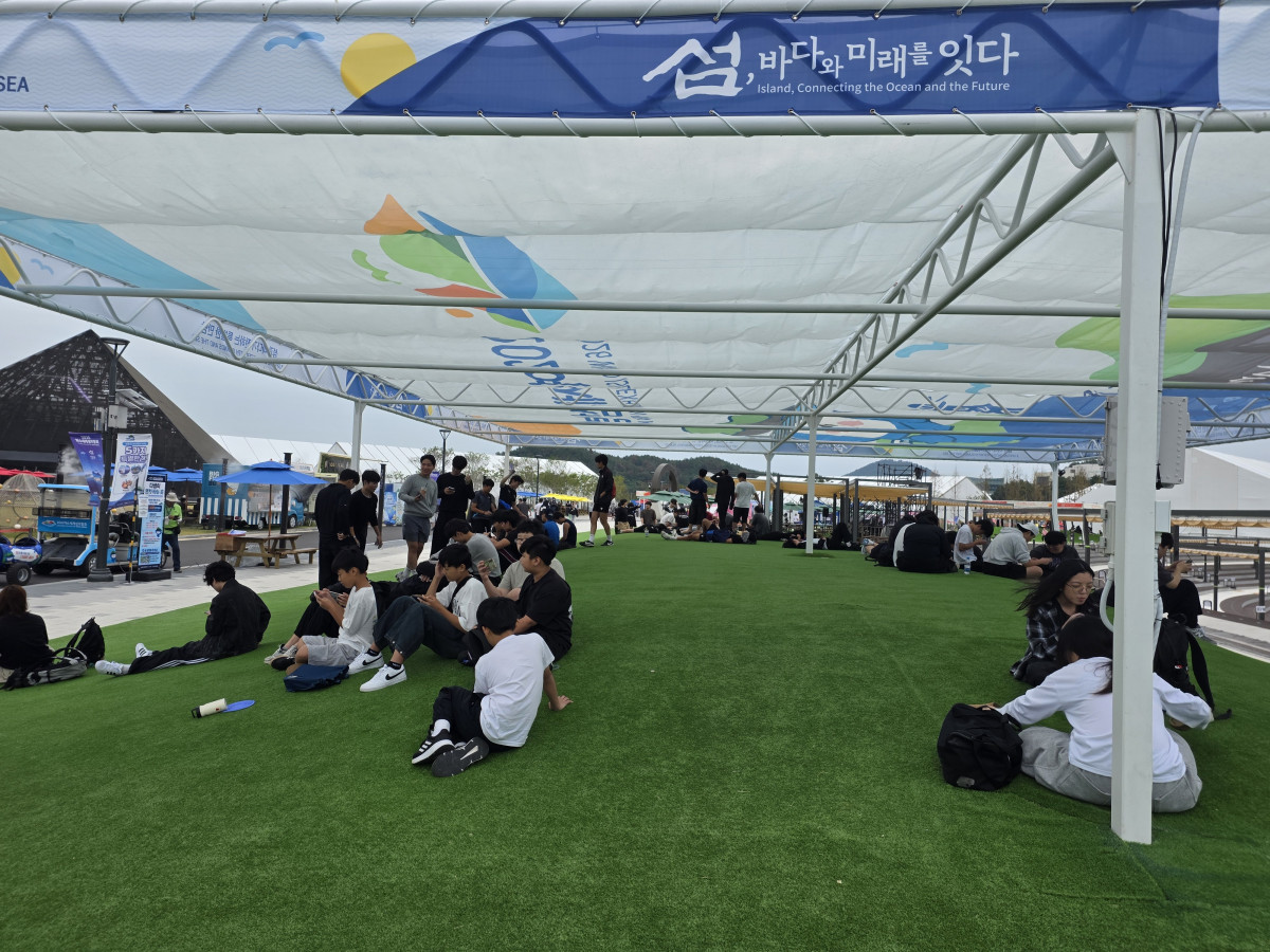 ▲전남광주특별시 여수공업고등학교 학생들이 볼거리가 없어 잔디 밭에 누워 시간만 보내고 있는 모습이다. (한승하)