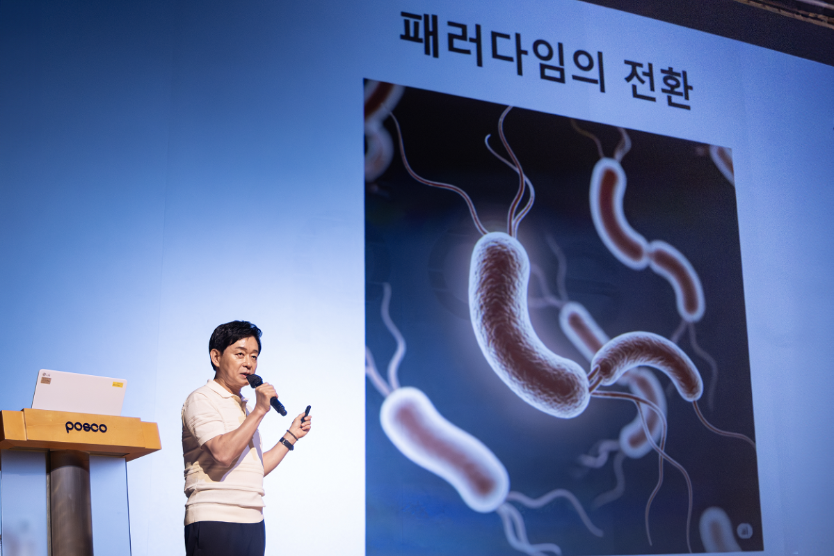 ▲포스코 포항제철소(소장 박남식)는 지난달30일 포항 효자아트홀에서 임직원과 포항시민 등 약 400명을 대상으로‘다이어트, 패러다임을 바꿔라!' 를 주제로 특강을 개최했다. (포스코 포항제철소)