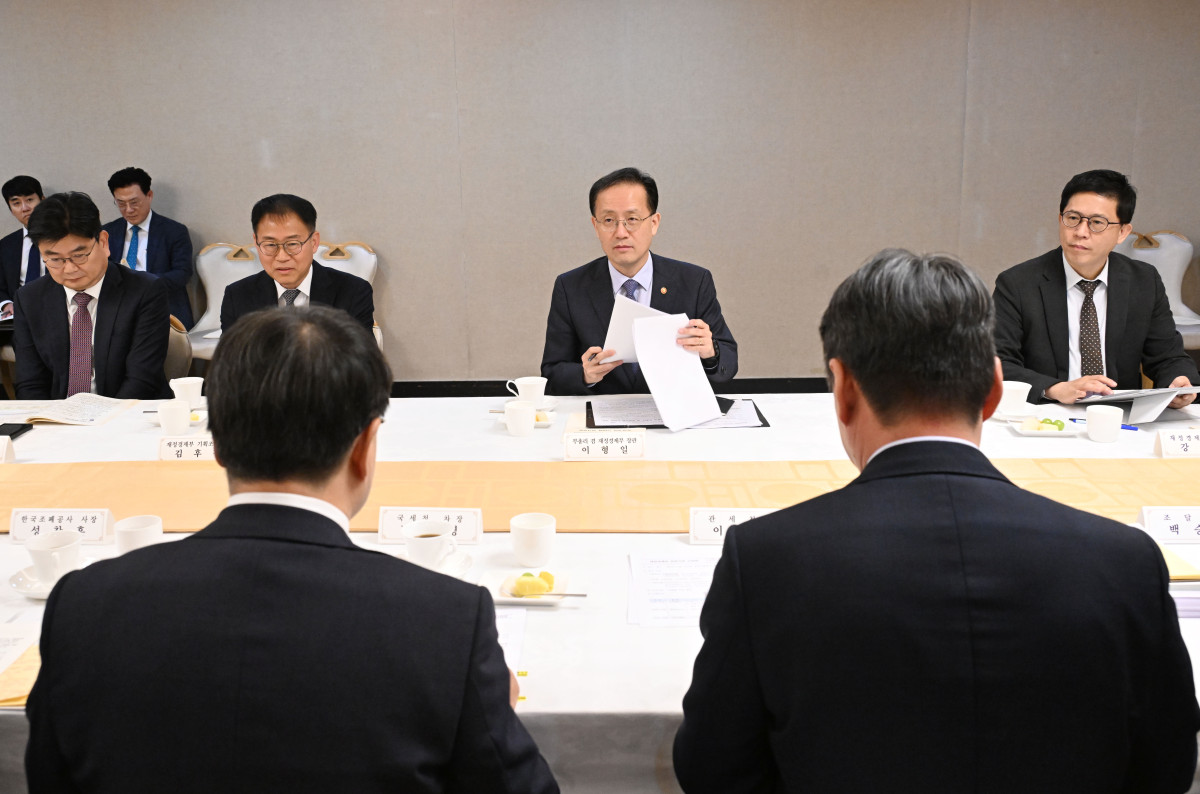 ▲이형일 부총리 겸 재정경제부 장관이 10월 1일 서울 종로구 정부서울청사에서 열린 '재정경제부 유관기관 간담회'를 주재, 모두발언을 하고 있다. (재정경제부)
