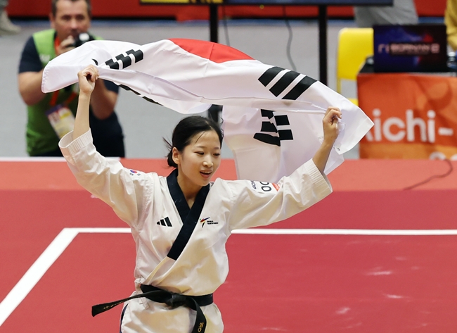 ▲1일 일본 아이치현 도요하시 체육관에서 열린 2026 아이치·나고야 아시안게임 태권도 여자 품새 시상식에서 금메달을 획득한 한국 정하은이 기뻐하고 있다. (연합뉴스)