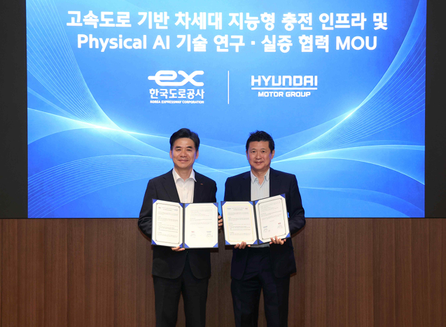 ▲30일 서울 현대자동차 본사에서 조성민 한국도로공사 도로교통연구원장(왼쪽)과 정호근 현대자동차그룹 미래전략본부장이 고속도로 ‘피지컬 AI’ 로봇 개발 업무협약을 체결했다. (한국도로공사)