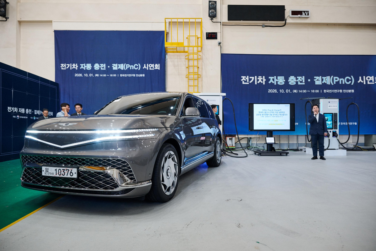 ▲1일 경기 안산시 소재 한국전기연구원 안산분원에서 개최된 국가 PnC 현장 시연회에서 제네시스 플래그십 전동화 SUV ‘GV90’를 활용한 시연이 진행되는 가운데, 박종명 현대자동차·기아 EV충전혁신팀 팀장이 PnC기술에 대해 설명하고 있다. (사진=현대차그)