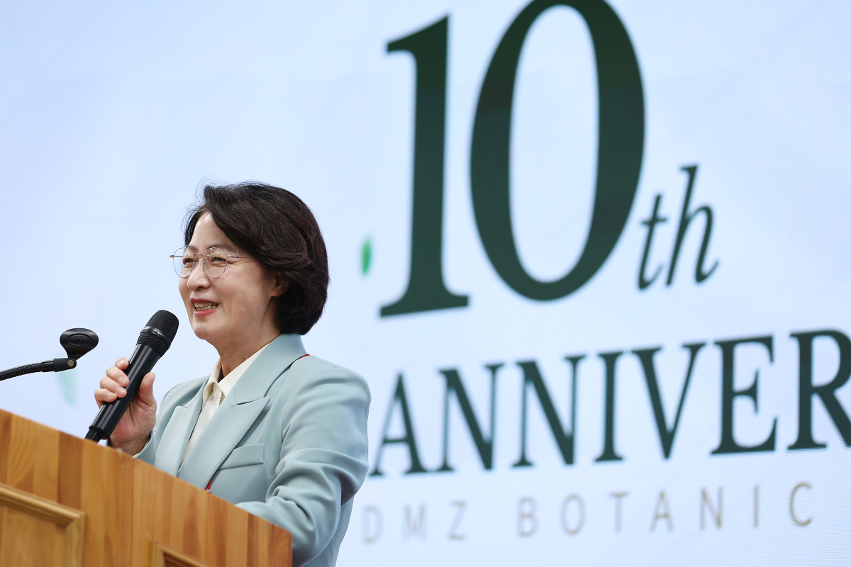 ▲추미애 경기도지사가 1일 포천 국립수목원에서 열린 ‘DMZ자생식물원 개원 10주년 기념 국제심포지엄’에서 축사하고 있다. 추 지사는 DMZ의 생명자원 보전과 평화협력 필요성을 강조했다. (경기도)