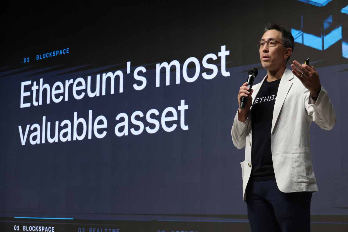 ▲케빈 렙소(Kevin Lepsoe) 이더가스 창업자가 1일 서울 강남구 엘리에나호텔에서 열린 ‘ETH CONNECT 2026’에서 기조연설을 하고 있다. 이투데이·넥스블록·언디파인드랩스(Undefined Labs)가 주최한 ETH CONNECT 2026은 국내 금융기관과 글로벌 이더리움 기업이 만나 실제 사업 협력 방안을 논의하기 위해 마련됐다. 토큰화 자산을 어떤 금융상품으로 만들고 거래할지, 금융기관이 블록체인을 활용하려면 어떤 기술과 규제가 필요한지 등을 살펴본다. 기술 소개를 넘어 공동 사업으로 이어질 접점을 찾는 것이 목표다. 고이란 기자 photoeran@