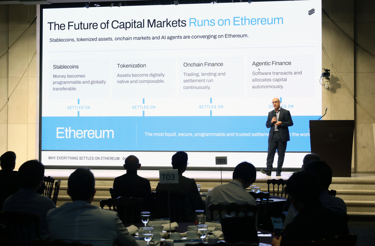 ▲조셉 찰롬(Joseph Chalom) 샤프링크 최고경영자(CEO)가 1일 서울 강남구 엘리에나호텔에서 열린 ‘ETH CONNECT 2026’에서 기조연설을 하고 있다. 이투데이·넥스블록·언디파인드랩스(Undefined Labs)가 주최한 ETH CONNECT 2026은 국내 금융기관과 글로벌 이더리움 기업이 만나 실제 사업 협력 방안을 논의하기 위해 마련됐다. 토큰화 자산을 어떤 금융상품으로 만들고 거래할지, 금융기관이 블록체인을 활용하려면 어떤 기술과 규제가 필요한지 등을 살펴본다. 기술 소개를 넘어 공동 사업으로 이어질 접점을 찾는 것이 목표다. 신태현 기자 holjjak@