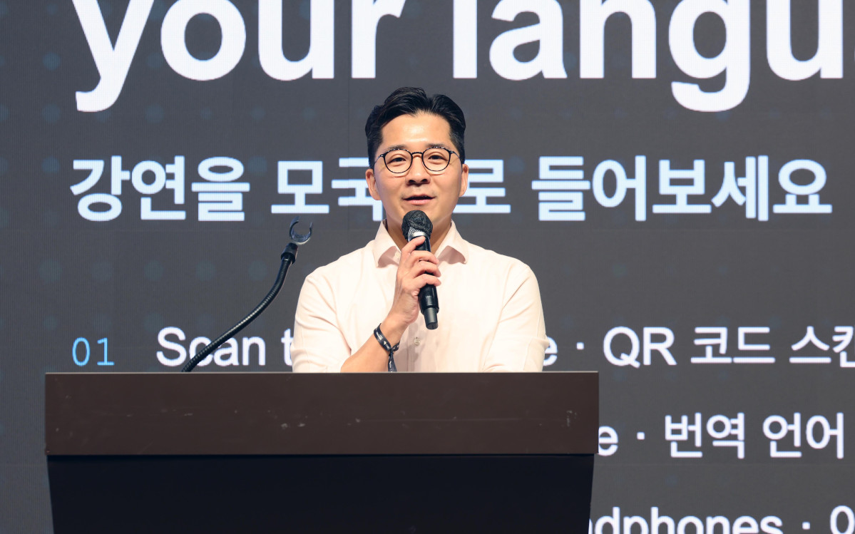 ▲조동현 언디파인드랩스(Undefined Labs) 대표가 1일 서울 강남구 엘리에나호텔에서 열린 ‘ETH CONNECT 2026’에서 환영사를 하고 있다. 이투데이·넥스블록·언디파인드랩스(Undefined Labs)가 주최한 ETH CONNECT 2026은 국내 금융기관과 글로벌 이더리움 기업이 만나 실제 사업 협력 방안을 논의하기 위해 마련됐다. 토큰화 자산을 어떤 금융상품으로 만들고 거래할지, 금융기관이 블록체인을 활용하려면 어떤 기술과 규제가 필요한지 등을 살펴본다. 기술 소개를 넘어 공동 사업으로 이어질 접점을 찾는 것이 목표다. 신태현 기자 holjjak@