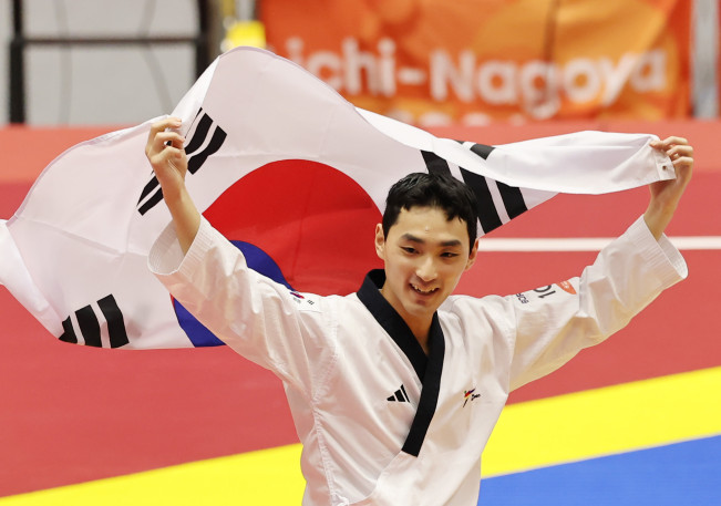 ▲1일 일본 아이치현 도요하시 체육관에서 열린 2026 아이치·나고야 아시안게임 태권도 남자 품새에서 금메달을 획득한 한국 윤규성이 기뻐하고 있다. (연합뉴스)