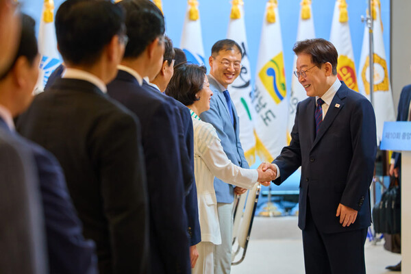 ▲추미애 경기도지사가 8월 26일 청와대에서 열린 중앙지방협력회의에서 이재명 대통령과 악수하고 있다. 추 지사는 이날 지방소비세율 인상과 법인세 일부의 광역단체 배분, 담배소비세분 지방교육세의 소방재원 전환 등 지방세제 구조개편 3대 과제를 정부에 제안했다. (경기도)