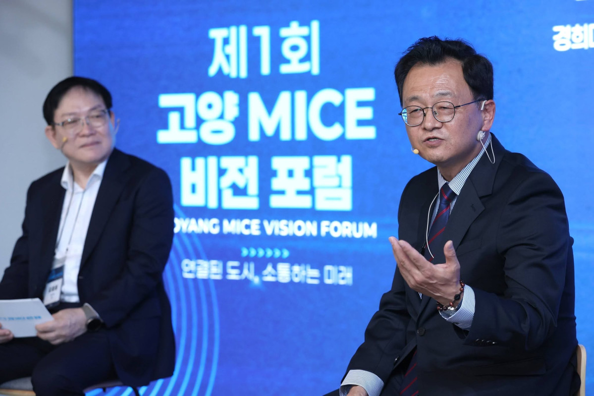 ▲민경선 고양특례시장(오른쪽)이 1일 열린 '제1회 고양 MICE 비전 포럼'에 패널로 참여해 고양 MICE 산업의 발전 방향을 말하고 있다. 민 시장은 "킨텍스를 중심으로 한 전시·컨벤션 역량을 고양시 전역과 연결한다면 MICE는 고양의 새로운 성장동력이 될 수 있다"고 밝혔다. (민경선 고양특례시장 SNS)