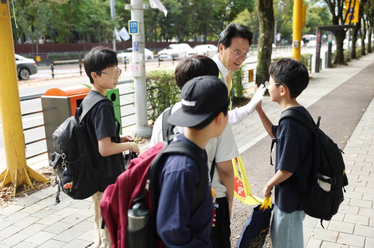 ▲안민석 경기도교육감이 1일 아침 성남 미금초등학교 앞 등굣길에서 등교하는 학생들과 인사를 나누고 있다. (안민석 경기도교육감 페이스북)