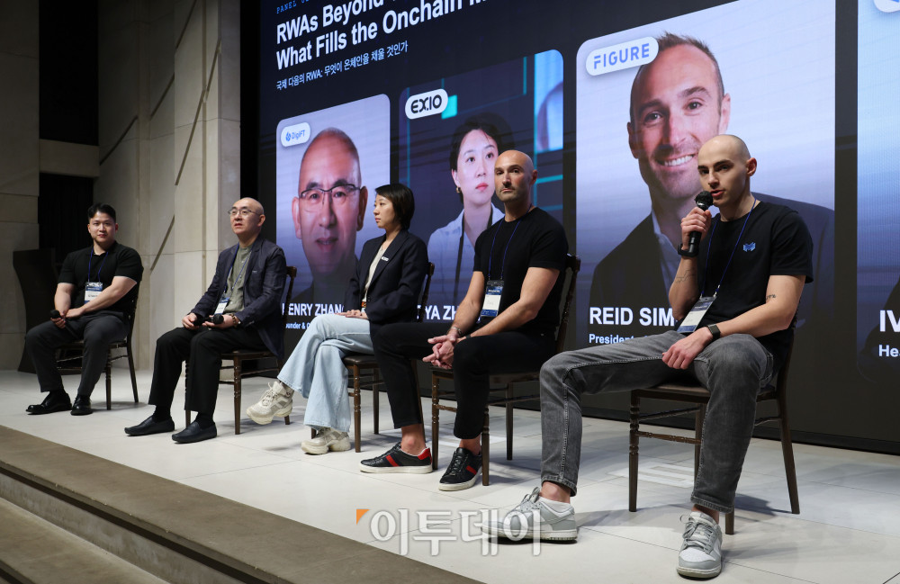 ▲1일 서울 강남구 엘리에나호텔에서 열린 ‘ETH CONNECT 2026’에서 참석자들이 ‘국채 다음의 RWA: 무엇이 온체인을 채울 것인가’를 주제로 패널토론을 하고 있다. 왼쪽부터 좌장을 맡은 조셉(Joseph) 언디파인드랩스(Undefined Labs) 사업개발 총괄, 헨리 장(Henry Zhang) 디지FT 창업자 겸 CEO, 토야 장(Toya Zhang) EX.IO 부CEO, 리드 사이먼(Reid Simon) 피겨 디지털자산 부문 대표, 이반 코노넨코(Ivan Kononenko) 마이다스 성장 부문 총괄. 고이란 기자 photoeran@