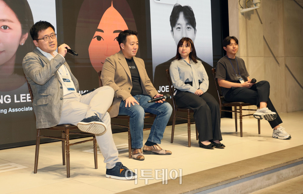 ▲1일 서울 강남구 엘리에나호텔에서 열린 ‘ETH CONNECT 2026’에서 참석자들이 ‘글로벌 기관은 온체인에서 어떻게 플레이할 것인가’를 주제로 패널토론을 하고 있다. 왼쪽부터 좌장을 맡은 헨리 첸(Henry Chen) SNZ Holding CBO, 추안 진 퐁(Chuan Jin Fong) GSR 아시아태평양 총괄, 미키(Miki) 퍼더 벤처스 투자책임자, 조이 신(Joey Shin) 판테라 주니어 파트너. 신태현 기자 holjjak@