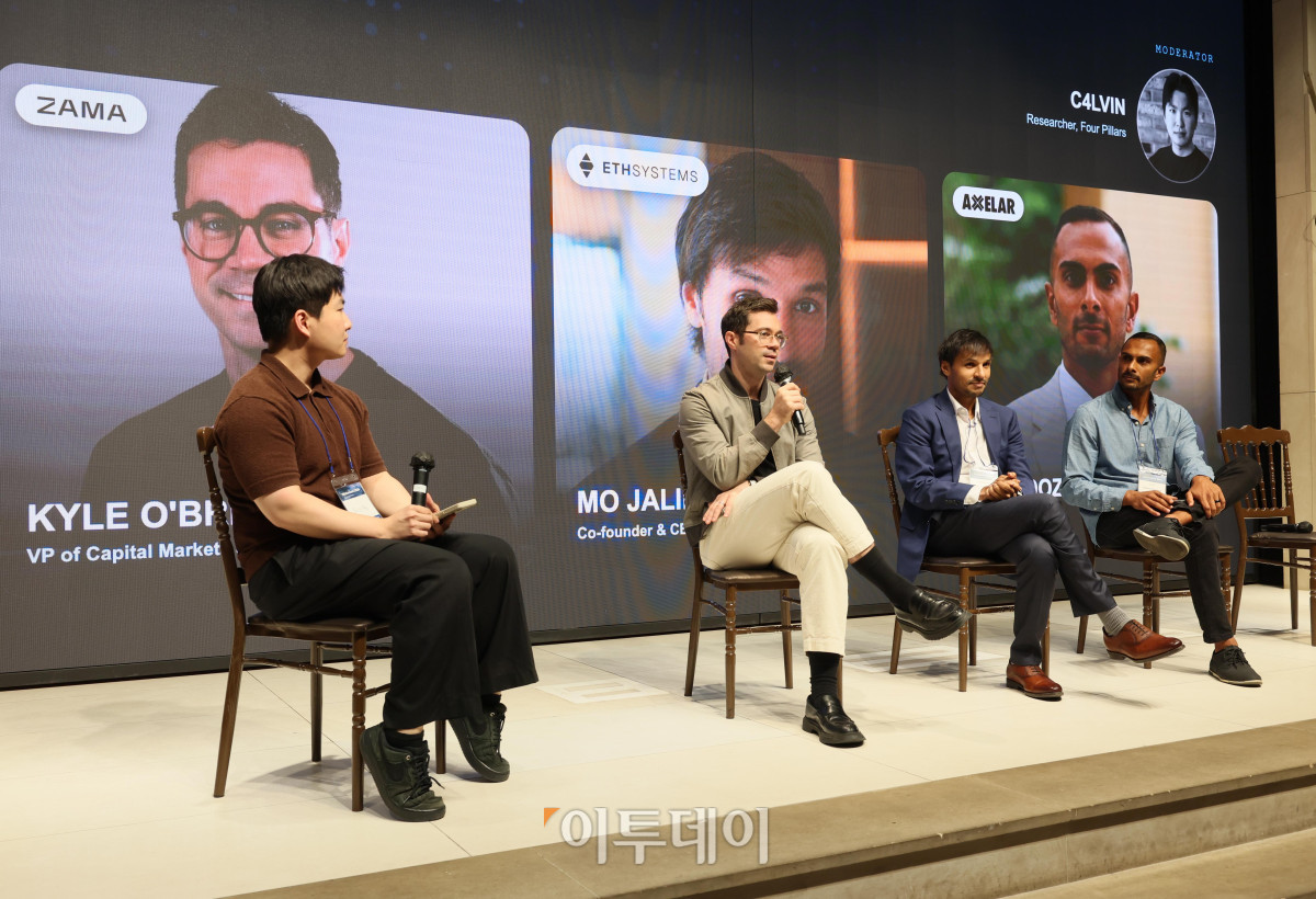▲1일 서울 강남구 엘리에나호텔에서 열린 ‘ETH CONNECT 2026’에서 참석자들이 ‘기관 프라이버시의 방향성’을 주제로 패널토론을 하고 있다. 왼쪽부터 좌장을 맡은 캘빈(C4lvin) 포필러스(Four Pillars) 리서처, 카일 오브라이언(Kyle O’Brien) 자마 부사장, 모 잘릴(Mo Jalil) 이더시스템즈(EthSystems) 공동창업자, 아담 우지어(Adam Oozeer) 액셀라(Axelar) 성장 부문 총괄. 신태현 기자 holjjak@