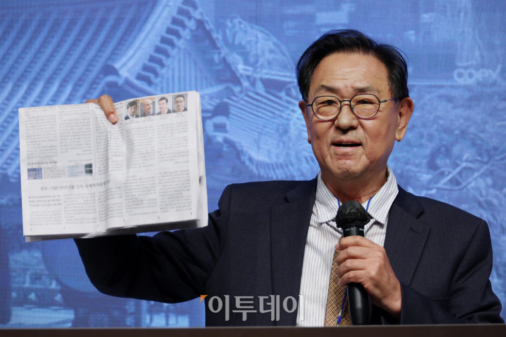 ▲이종재 이투데이 대표이사 부회장이 1일 서울 강남구 엘리에나호텔에서 열린 ‘ETH CONNECT 2026’에서 폐회사를 하고 있다. 이투데이·넥스블록·언디파인드랩스(Undefined Labs)가 주최한 ETH CONNECT 2026은 국내 금융기관과 글로벌 이더리움 기업이 만나 실제 사업 협력 방안을 논의하기 위해 마련됐다. 토큰화 자산을 어떤 금융상품으로 만들고 거래할지, 금융기관이 블록체인을 활용하려면 어떤 기술과 규제가 필요한지 등을 살펴본다. 기술 소개를 넘어 공동 사업으로 이어질 접점을 찾는 것이 목표다. 고이란 기자 photoeran@