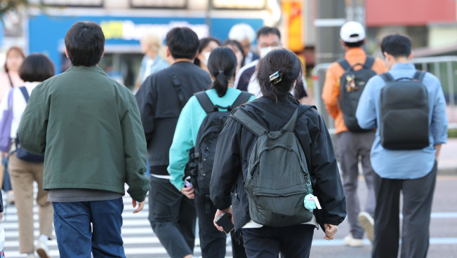 ▲1일 오전 서울 종로구 광화문거리에서 쌀쌀해진 날씨 속에 시민들이 출근하고 있다. (연합뉴스)