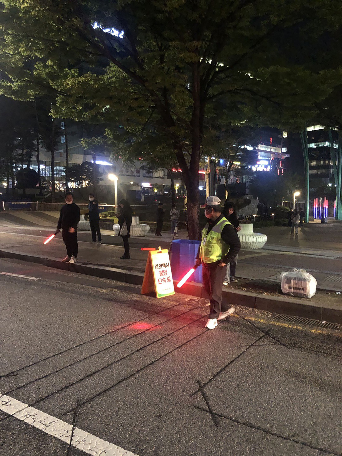 ▲성남시 민관 합동단속반이 성남지역에서 관외 택시의 사업구역 외 대기영업 여부를 점검하고 있다. 성남시는 6일부터 29일까지 판교·정자·서현·모란·야탑 등 주요 역세권에서 심야 합동단속을 실시한다. (성남시)