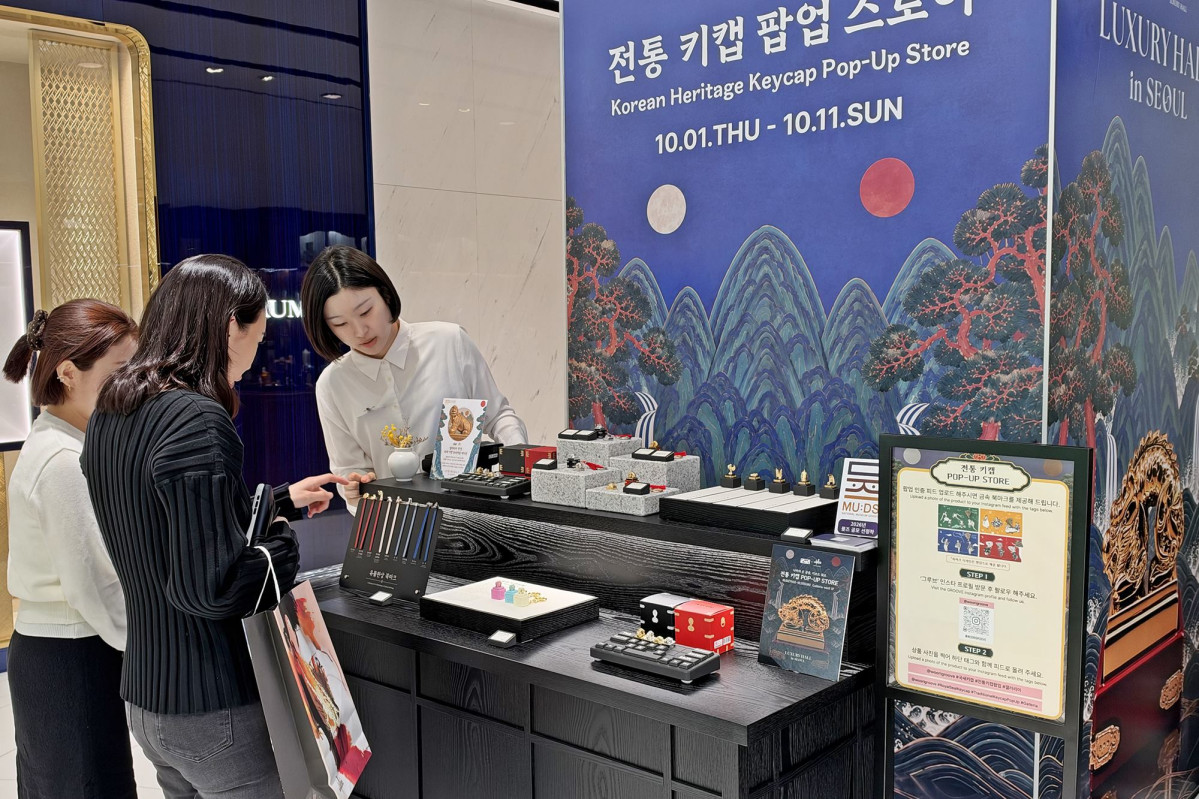 ▲고객이 갤러리아백화점 서울 명품관에서 국새 키캡 키링을 보고 있는 모습 (사진제공=갤러리아)