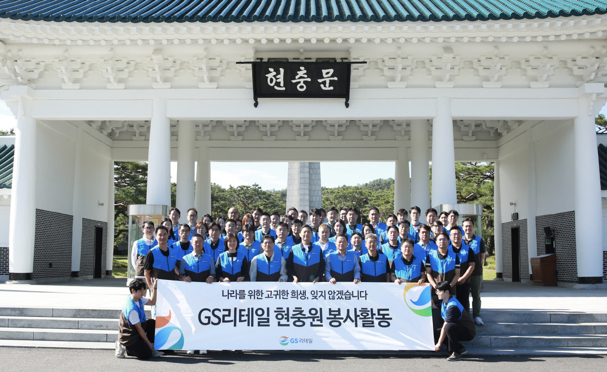 ▲] 허서홍 GS리테일 대표이사(앞줄 좌측 5번째)와 GS리테일 임원들이 국립서울현충원에서 봉사활동을 진행한 뒤 단체사진을 촬영하고 있다. (사진제공=GS리테일)