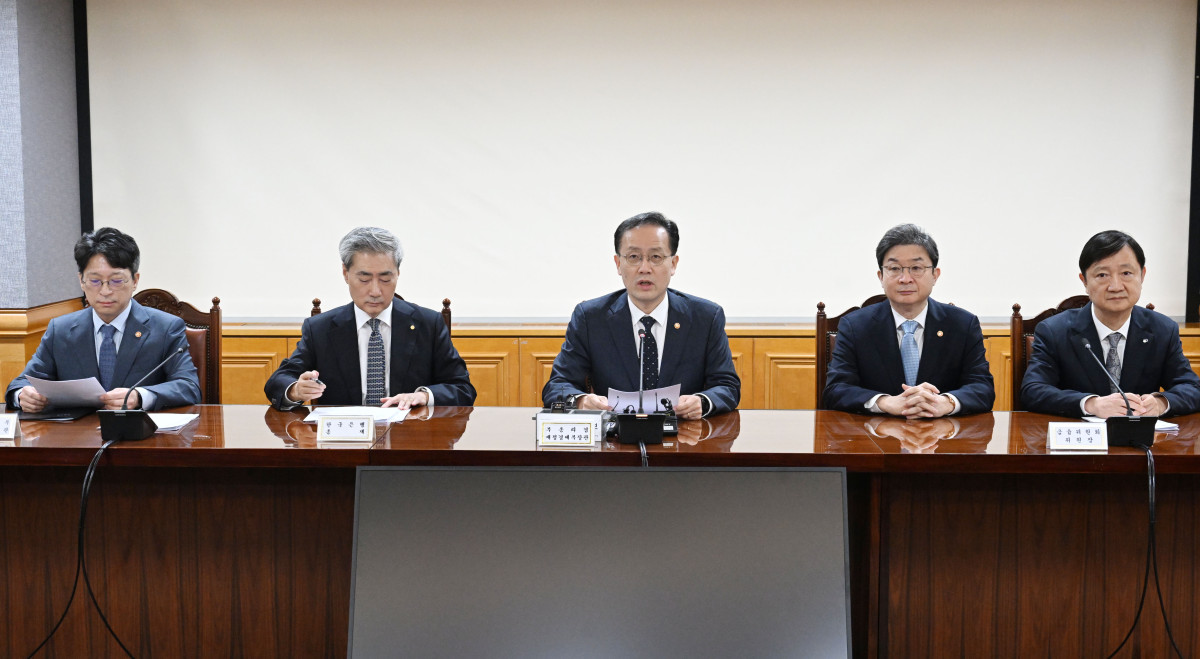 ▲이형일 경제부총리 겸 재정경제부 장관이 10월 2일 서울 중구 은행연합회에서 열린 '시장상황점검회의'를 주재하고 있다. 사진 왼쪽부터 홍지선 국토교통부 장관, 신현송 한국은행 총재, 이형일 부총리, 이억원 금융위원장, 이찬진 금융감독원장. (사진제공=재정경제부)